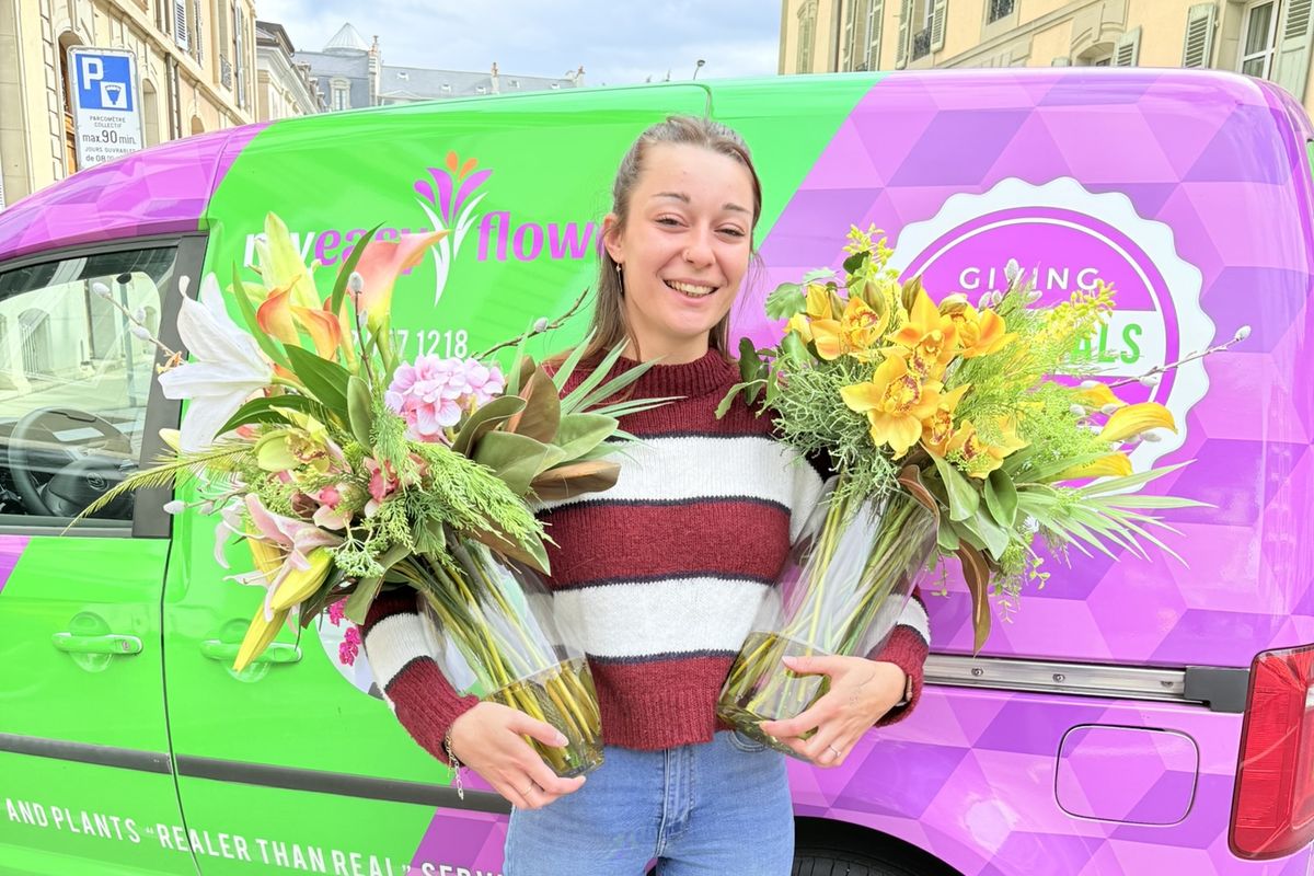 Camille Ruquier devant le v&eacute;hicule MyEasyFlower
