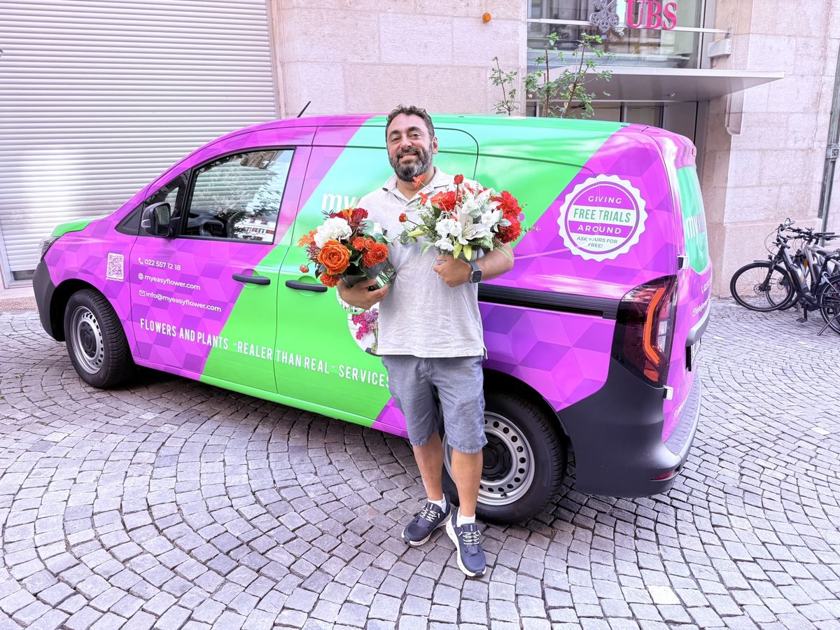 Fabricio Ataide devant le v&eacute;hicule MyEasyFlower